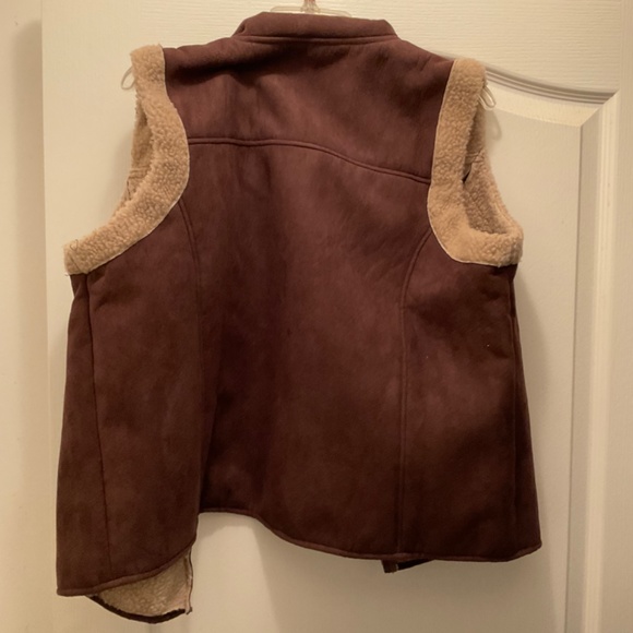 Xl brown suede like with Sherpa like interior zip up vest - Picture 6 of 6